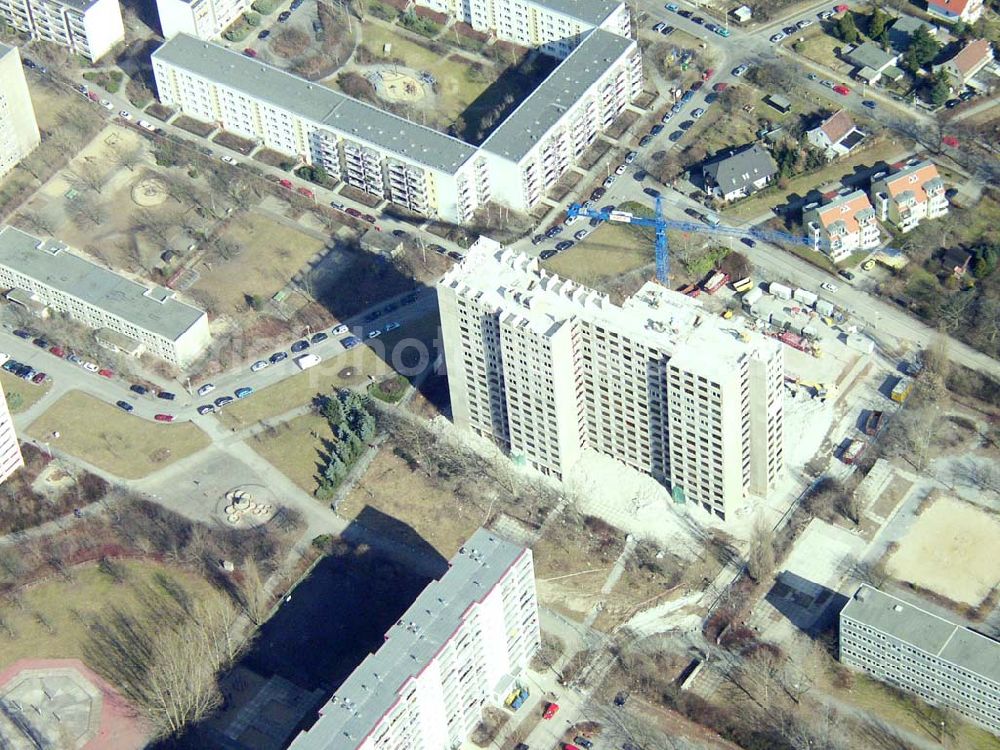 Berlin - MARZAHN from the bird's eye view: Abriss eines Wohnhochhauses an der Märkischen Allee in Berlin-Marzahn. 16.03.03