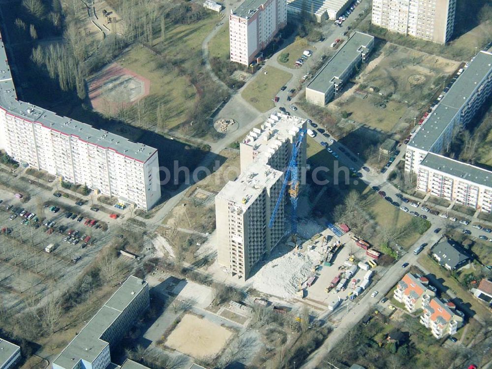 Aerial photograph Berlin - MARZAHN - Abriss eines Wohnhochhauses an der Märkischen Allee in Berlin-Marzahn. 16.03.03