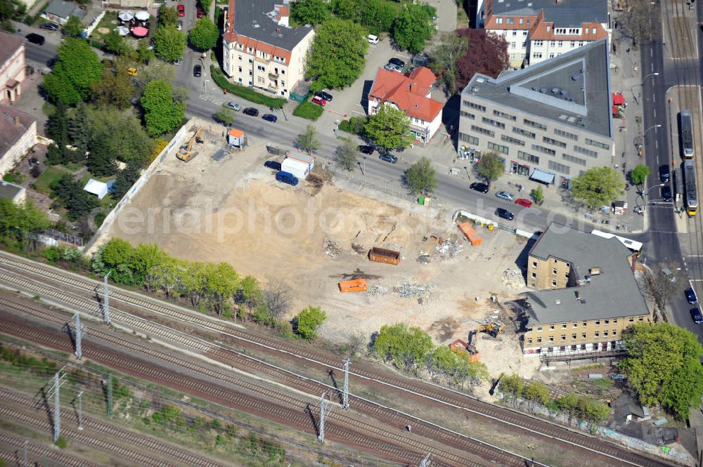 Aerial photograph Berlin-Karlshorst - Die Abrissarbeiten am alten Kulturhaus Karlshorst sind gleichzeitig Vorbereitung für ein neues Kulturhaus Karlshorst an der Dönhoffstraße Ecke Treskowallee nahe dem S-Bahnhof Karlshorst. Ein Gemeinschaftsprojekt des Beziksamtes Lichtenberg und der Holst City Projekte GmbH & Co. KG.