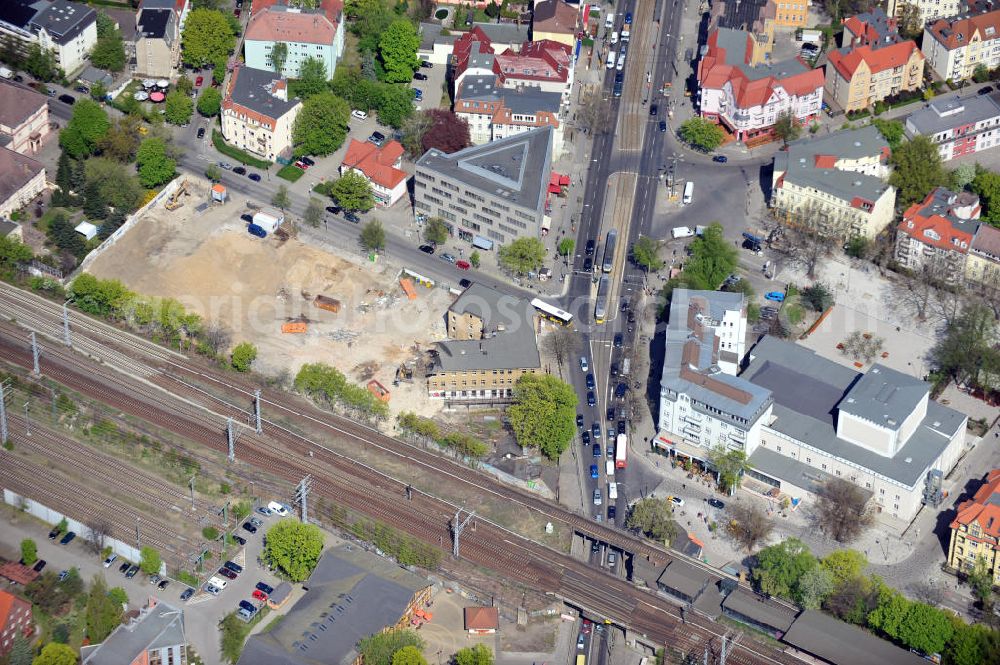 Berlin-Karlshorst from above - Die Abrissarbeiten am alten Kulturhaus Karlshorst sind gleichzeitig Vorbereitung für ein neues Kulturhaus Karlshorst an der Dönhoffstraße Ecke Treskowallee nahe dem S-Bahnhof Karlshorst. Ein Gemeinschaftsprojekt des Beziksamtes Lichtenberg und der Holst City Projekte GmbH & Co. KG.