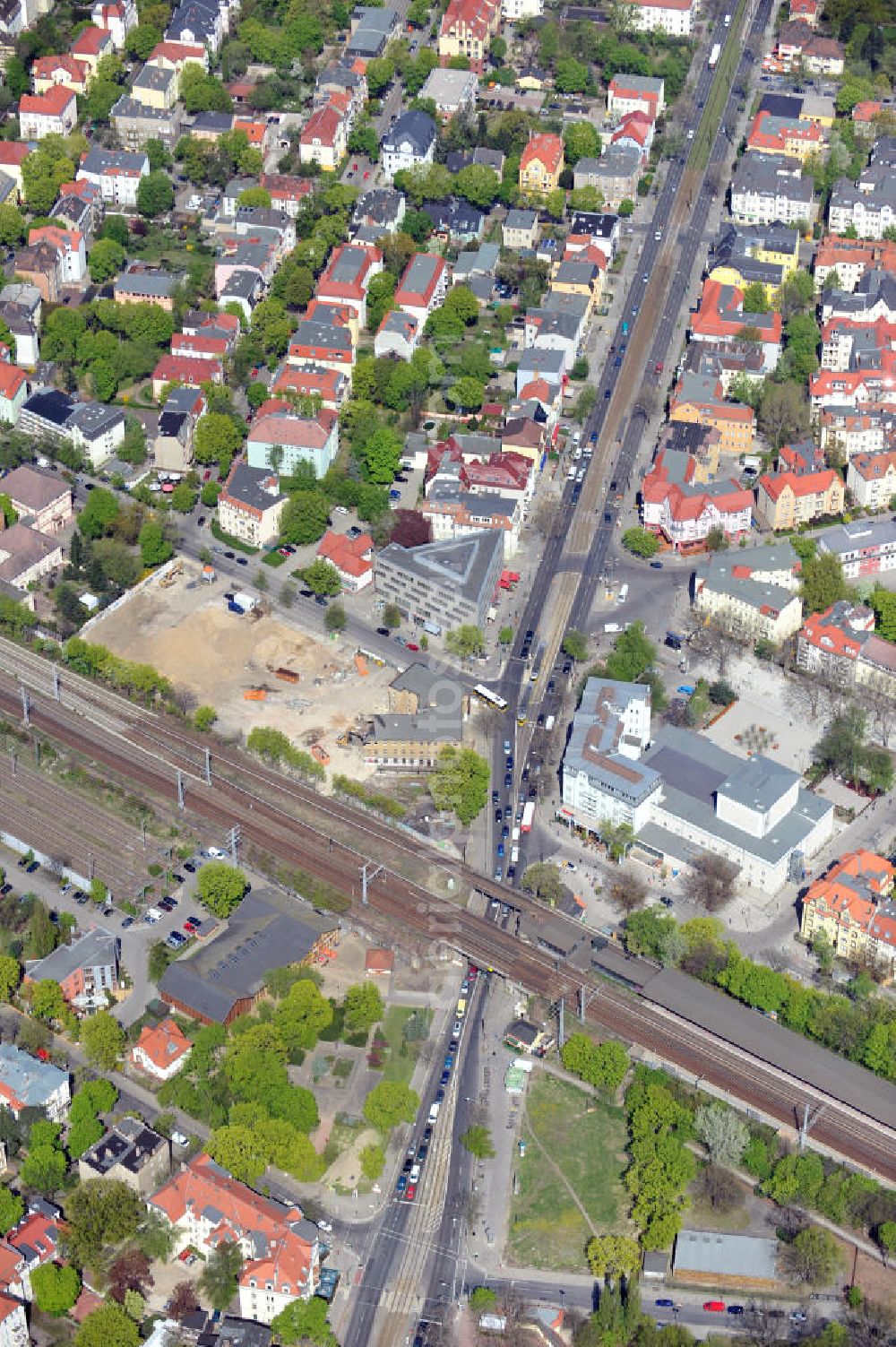 Berlin-Karlshorst from the bird's eye view: Die Abrissarbeiten am alten Kulturhaus Karlshorst sind gleichzeitig Vorbereitung für ein neues Kulturhaus Karlshorst an der Dönhoffstraße Ecke Treskowallee nahe dem S-Bahnhof Karlshorst. Ein Gemeinschaftsprojekt des Beziksamtes Lichtenberg und der Holst City Projekte GmbH & Co. KG.