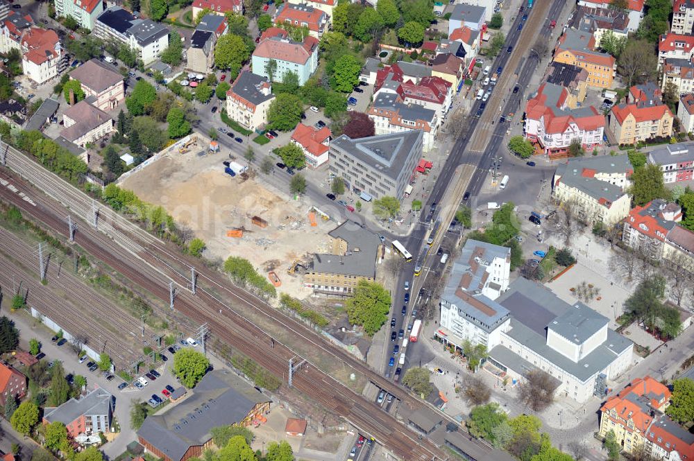 Aerial image Berlin-Karlshorst - Die Abrissarbeiten am alten Kulturhaus Karlshorst sind gleichzeitig Vorbereitung für ein neues Kulturhaus Karlshorst an der Dönhoffstraße Ecke Treskowallee nahe dem S-Bahnhof Karlshorst. Ein Gemeinschaftsprojekt des Beziksamtes Lichtenberg und der Holst City Projekte GmbH & Co. KG.