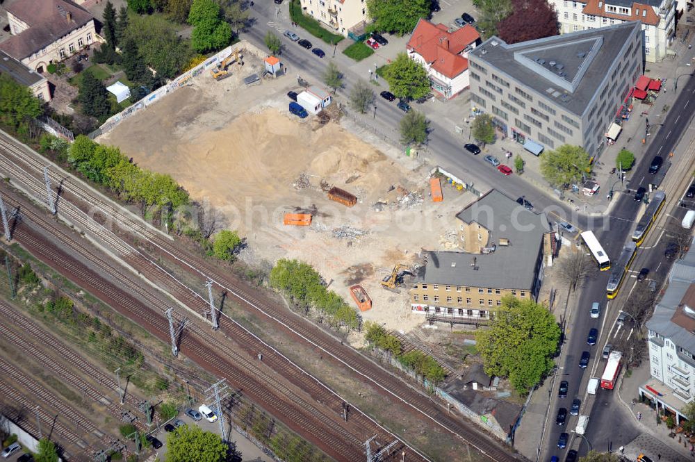 Aerial photograph Berlin-Karlshorst - Die Abrissarbeiten am alten Kulturhaus Karlshorst sind gleichzeitig Vorbereitung für ein neues Kulturhaus Karlshorst an der Dönhoffstraße Ecke Treskowallee nahe dem S-Bahnhof Karlshorst. Ein Gemeinschaftsprojekt des Beziksamtes Lichtenberg und der Holst City Projekte GmbH & Co. KG.