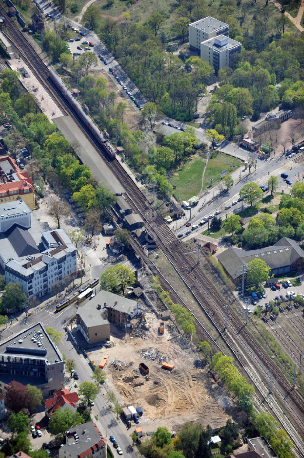 Berlin-Karlshorst from above - Die Abrissarbeiten am alten Kulturhaus Karlshorst sind gleichzeitig Vorbereitung für ein neues Kulturhaus Karlshorst an der Dönhoffstraße Ecke Treskowallee nahe dem S-Bahnhof Karlshorst. Ein Gemeinschaftsprojekt des Beziksamtes Lichtenberg und der Holst City Projekte GmbH & Co. KG.