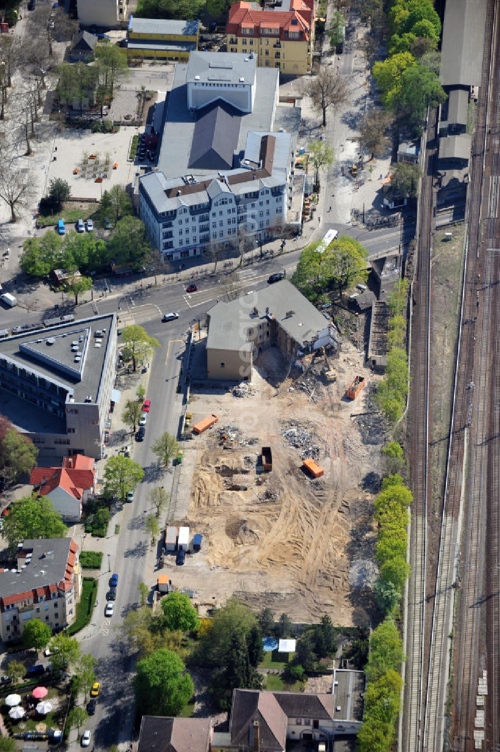 Berlin-Karlshorst from the bird's eye view: Die Abrissarbeiten am alten Kulturhaus Karlshorst sind gleichzeitig Vorbereitung für ein neues Kulturhaus Karlshorst an der Dönhoffstraße Ecke Treskowallee nahe dem S-Bahnhof Karlshorst. Ein Gemeinschaftsprojekt des Beziksamtes Lichtenberg und der Holst City Projekte GmbH & Co. KG.