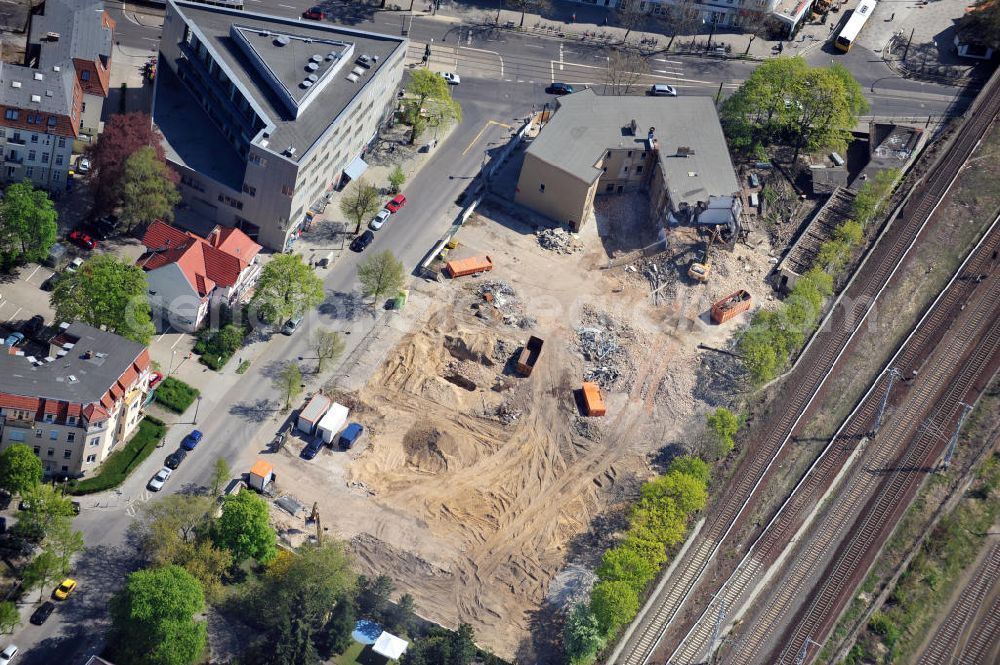 Aerial image Berlin-Karlshorst - Die Abrissarbeiten am alten Kulturhaus Karlshorst sind gleichzeitig Vorbereitung für ein neues Kulturhaus Karlshorst an der Dönhoffstraße Ecke Treskowallee nahe dem S-Bahnhof Karlshorst. Ein Gemeinschaftsprojekt des Beziksamtes Lichtenberg und der Holst City Projekte GmbH & Co. KG.