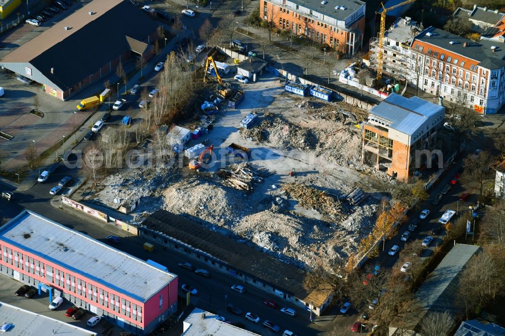 Berlin from the bird's eye view: Demolition work on the site of the Industry- ruins on Areal Otto-Fronke-Strasse - Buechnerweg - Moissistrasse - Anna-Seghers-Strasse in the district Adlershof in Berlin, Germany