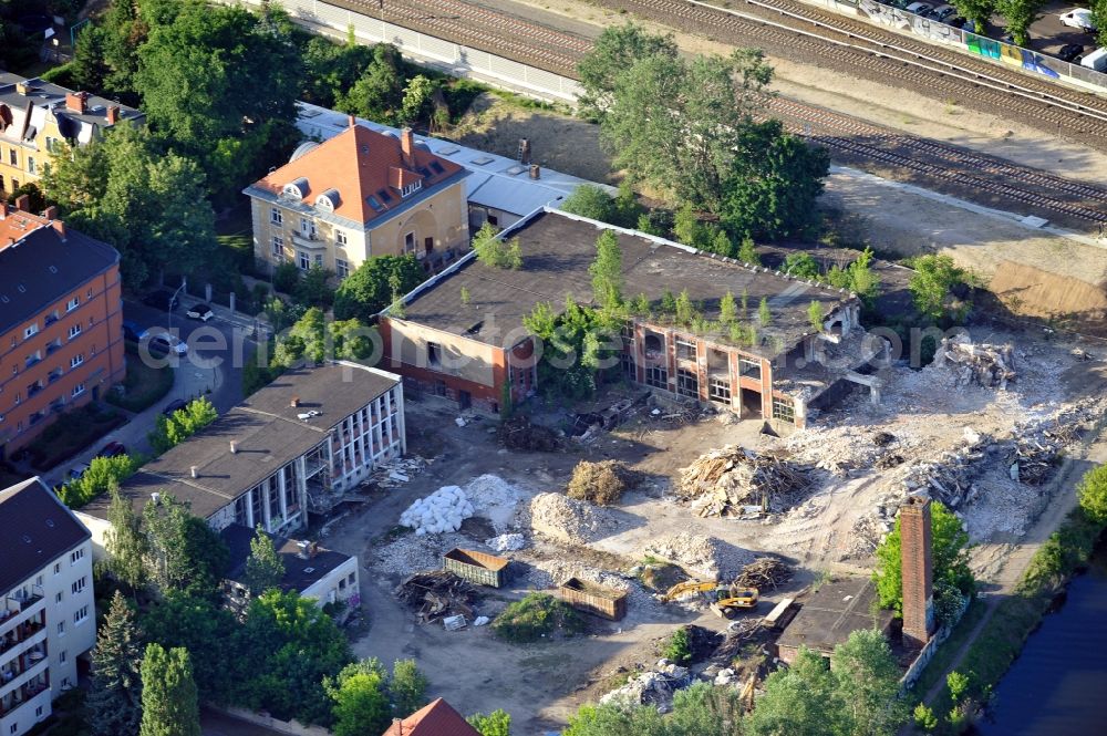 Berlin from the bird's eye view: Demolition works at the former railway area between the streets Gondeker Strasse and Gueldenhofer Ufer at the Britz canal in the district Baumschulenweg of Berlin