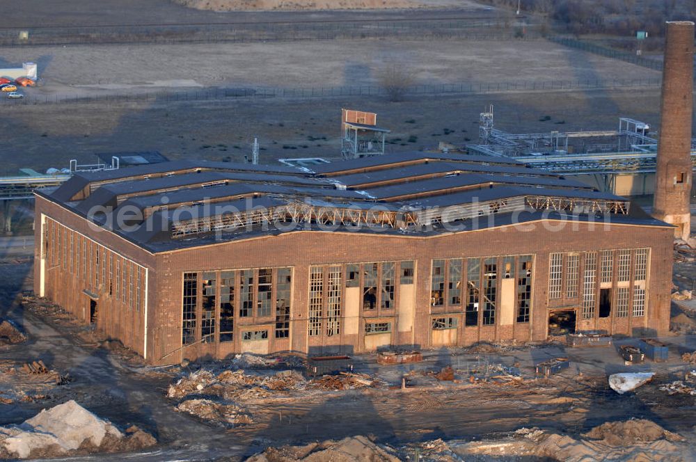 Aerial photograph Bitterfeld - Wolfen - Abrißarbeiten an einem Fabrikgebäude auf dem Gelände des Chemiepark, der ehemaligen IG Farben, in Bitterfeld-Wolfen in Sachsen-Anhalt. Demolition works at a factory building at the chemistry park in Bitterfeld-Wolfen in Saxony-Anhalt.