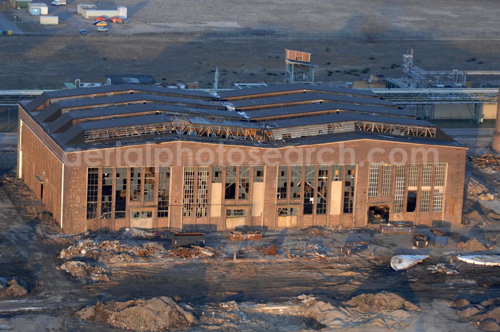 Bitterfeld - Wolfen from above - Abrißarbeiten an einem Fabrikgebäude auf dem Gelände des Chemiepark, der ehemaligen IG Farben, in Bitterfeld-Wolfen in Sachsen-Anhalt. Demolition works at a factory building at the chemistry park in Bitterfeld-Wolfen in Saxony-Anhalt.