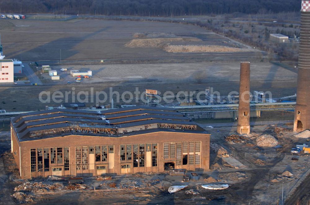 Bitterfeld - Wolfen from the bird's eye view: Abrißarbeiten an einem Fabrikgebäude auf dem Gelände des Chemiepark, der ehemaligen IG Farben, in Bitterfeld-Wolfen in Sachsen-Anhalt. Demolition works at a factory building at the chemistry park in Bitterfeld-Wolfen in Saxony-Anhalt.