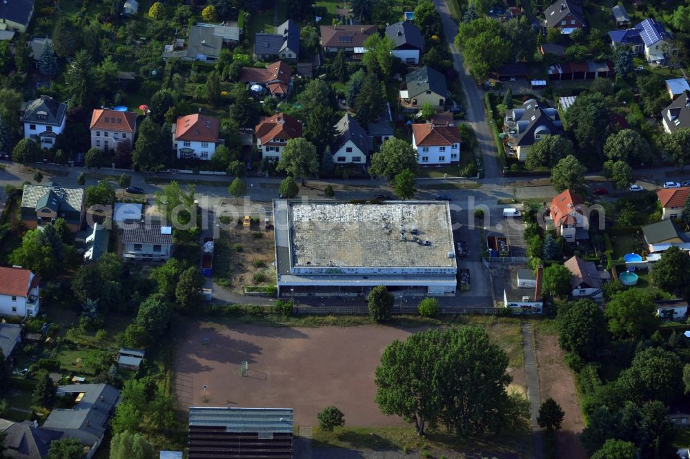 Aerial photograph Berlin Köpenick - Demolition work on the roof of the former GDR department store in Koepenick in Berlin