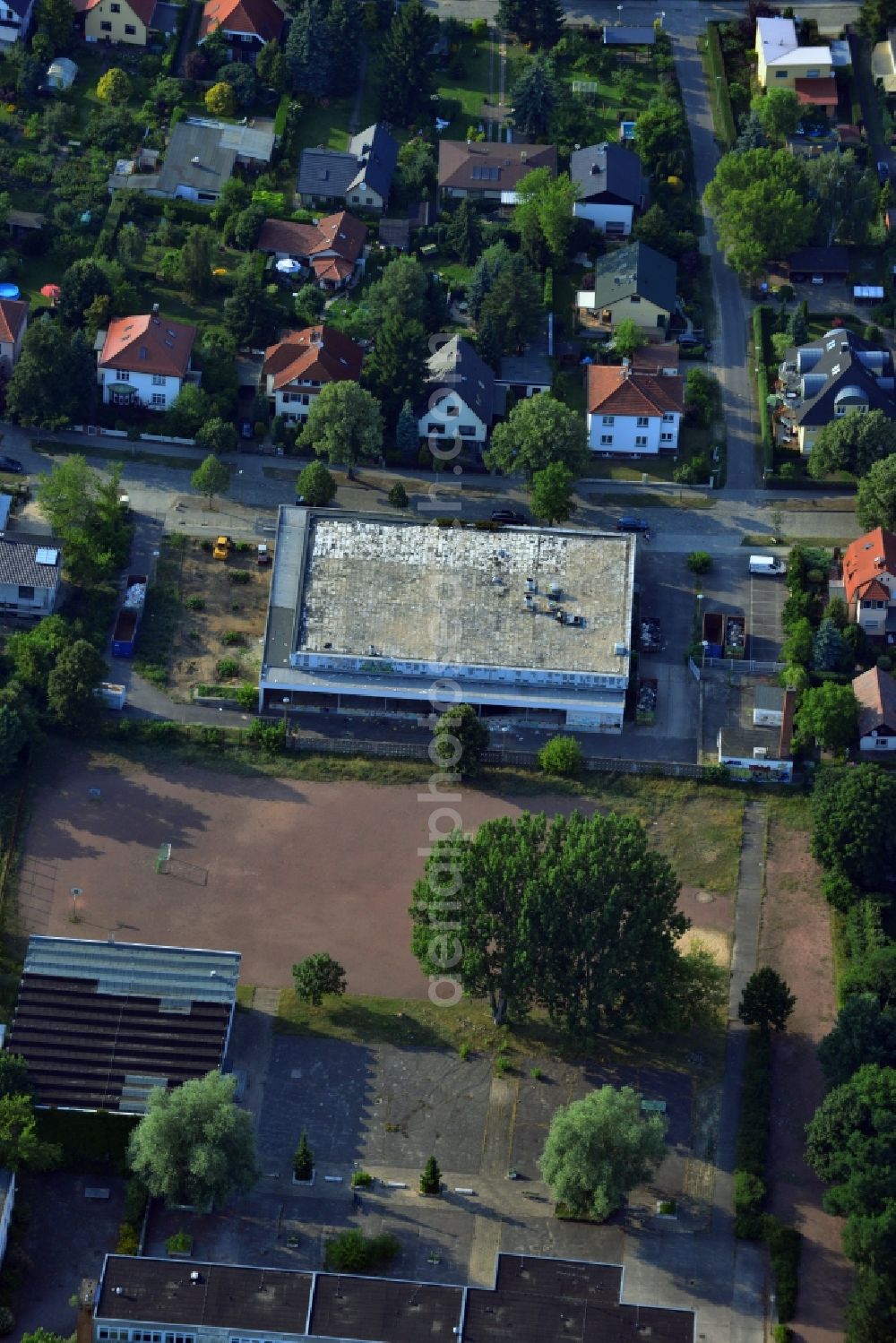 Berlin Köpenick from above - Demolition work on the roof of the former GDR department store in Koepenick in Berlin