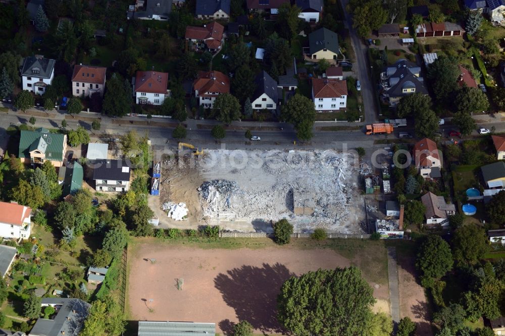 Berlin Köpenick from the bird's eye view: Demolition work on the roof of the former GDR department store in Koepenick in Berlin