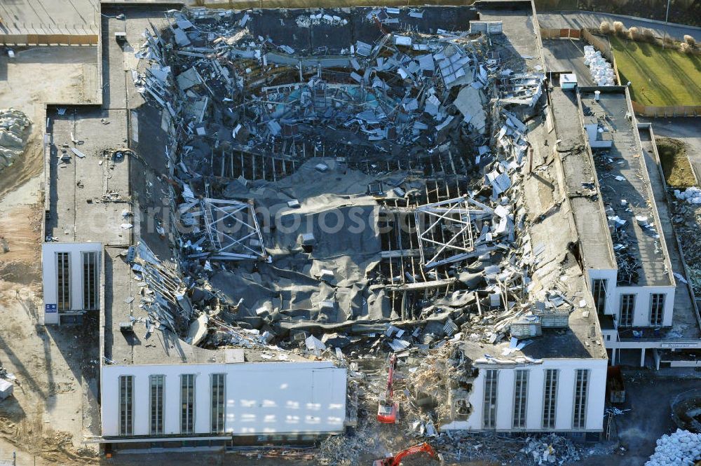 Berlin from above - Blick auf die Abrißarbeiten an der ehemaligen Deutschlandhalle an der Jaffeystraße auf dem Messegelände in Charlottenburg. Abbruch-Bagger der Berliner Firma „ RWG1 “ setzten sie ihre tonnenschweren Kneifzangen in Betrieb und hackten sich in den Beton. Begonnen wurde mit dem Fassaden-Abriss an der Nordseite der Halle mit Abbruch-Bagger der Marke „ Liebherr “, Modelle 954 und 974. Sie wiegen 87 bis 140 Tonnen, haben bis zu 543 PS, nehmen die Fassade mit verschiedenen Greif- und Kneifbacken in die Zange. Der Abbruch soll bis März des Folgejahres beendet sein, um die nötige Baufreiheit für die Grundsteinlegung einer neuen Kongress- und Messehalle der Messe Berlin zu gewährleisten. Demolition work of the former Germany Halle Jaffeystraße on the fairgrounds in Charlottenburg.