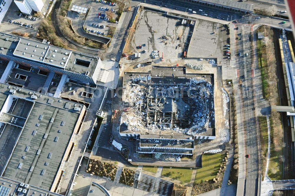 Berlin from above - Blick auf die Abrißarbeiten an der ehemaligen Deutschlandhalle an der Jaffeystraße auf dem Messegelände in Charlottenburg. Abbruch-Bagger der Berliner Firma „ RWG1 “ setzten sie ihre tonnenschweren Kneifzangen in Betrieb und hackten sich in den Beton. Begonnen wurde mit dem Fassaden-Abriss an der Nordseite der Halle mit Abbruch-Bagger der Marke „ Liebherr “, Modelle 954 und 974. Sie wiegen 87 bis 140 Tonnen, haben bis zu 543 PS, nehmen die Fassade mit verschiedenen Greif- und Kneifbacken in die Zange. Der Abbruch soll bis März des Folgejahres beendet sein, um die nötige Baufreiheit für die Grundsteinlegung einer neuen Kongress- und Messehalle der Messe Berlin zu gewährleisten. Demolition work of the former Germany Halle Jaffeystraße on the fairgrounds in Charlottenburg.