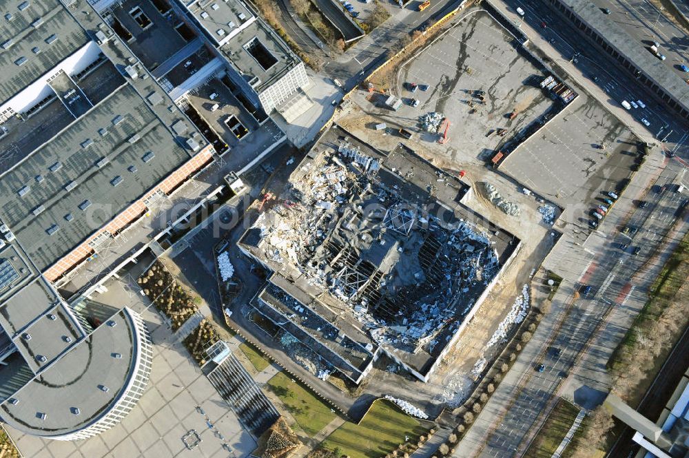 Aerial image Berlin - Blick auf die Abrißarbeiten an der ehemaligen Deutschlandhalle an der Jaffeystraße auf dem Messegelände in Charlottenburg. Abbruch-Bagger der Berliner Firma „ RWG1 “ setzten sie ihre tonnenschweren Kneifzangen in Betrieb und hackten sich in den Beton. Begonnen wurde mit dem Fassaden-Abriss an der Nordseite der Halle mit Abbruch-Bagger der Marke „ Liebherr “, Modelle 954 und 974. Sie wiegen 87 bis 140 Tonnen, haben bis zu 543 PS, nehmen die Fassade mit verschiedenen Greif- und Kneifbacken in die Zange. Der Abbruch soll bis März des Folgejahres beendet sein, um die nötige Baufreiheit für die Grundsteinlegung einer neuen Kongress- und Messehalle der Messe Berlin zu gewährleisten. Demolition work of the former Germany Halle Jaffeystraße on the fairgrounds in Charlottenburg.