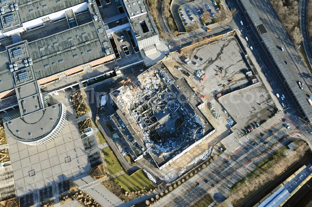 Aerial photograph Berlin - Blick auf die Abrißarbeiten an der ehemaligen Deutschlandhalle an der Jaffeystraße auf dem Messegelände in Charlottenburg. Abbruch-Bagger der Berliner Firma „ RWG1 “ setzten sie ihre tonnenschweren Kneifzangen in Betrieb und hackten sich in den Beton. Begonnen wurde mit dem Fassaden-Abriss an der Nordseite der Halle mit Abbruch-Bagger der Marke „ Liebherr “, Modelle 954 und 974. Sie wiegen 87 bis 140 Tonnen, haben bis zu 543 PS, nehmen die Fassade mit verschiedenen Greif- und Kneifbacken in die Zange. Der Abbruch soll bis März des Folgejahres beendet sein, um die nötige Baufreiheit für die Grundsteinlegung einer neuen Kongress- und Messehalle der Messe Berlin zu gewährleisten. Demolition work of the former Germany Halle Jaffeystraße on the fairgrounds in Charlottenburg.