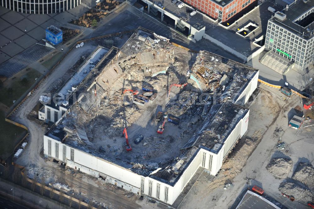 Aerial photograph Berlin - Blick auf die Abrißarbeiten an der ehemaligen Deutschlandhalle an der Jaffeystraße auf dem Messegelände in Charlottenburg. Abbruch-Bagger der Berliner Firma „ RWG1 “ setzten sie ihre tonnenschweren Kneifzangen in Betrieb und hackten sich in den Beton. Begonnen wurde mit dem Fassaden-Abriss an der Nordseite der Halle mit Abbruch-Bagger der Marke „ Liebherr “, Modelle 954 und 974. Sie wiegen 87 bis 140 Tonnen, haben bis zu 543 PS, nehmen die Fassade mit verschiedenen Greif- und Kneifbacken in die Zange. Der Abbruch soll bis März des Folgejahres beendet sein, um die nötige Baufreiheit für die Grundsteinlegung einer neuen Kongress- und Messehalle der Messe Berlin zu gewährleisten. Demolition work of the former Germany Halle Jaffeystraße on the fairgrounds in Charlottenburg.