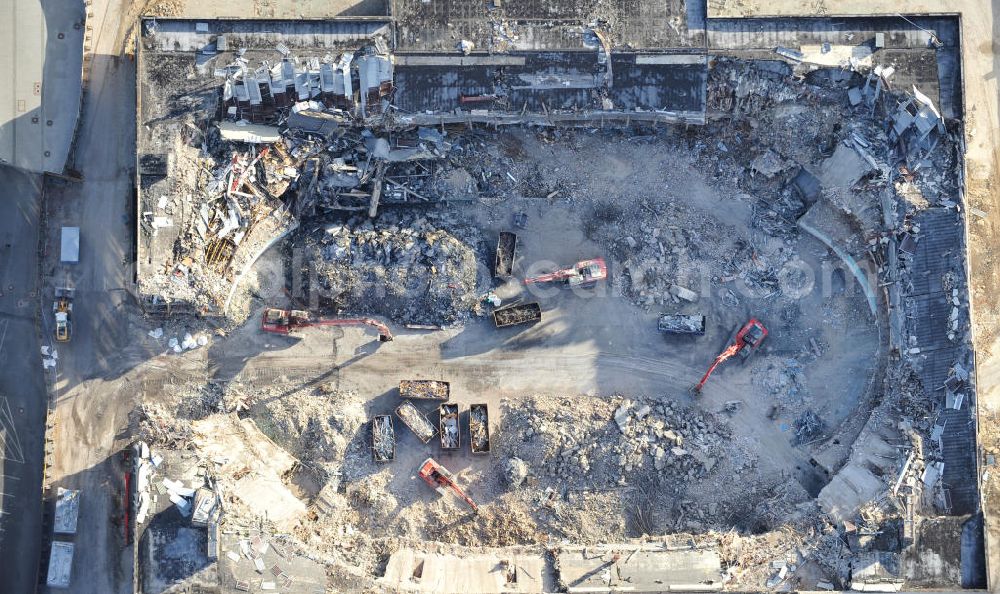 Aerial image Berlin - Blick auf die Abrißarbeiten an der ehemaligen Deutschlandhalle an der Jaffeystraße auf dem Messegelände in Charlottenburg. Abbruch-Bagger der Berliner Firma „ RWG1 “ setzten sie ihre tonnenschweren Kneifzangen in Betrieb und hackten sich in den Beton. Begonnen wurde mit dem Fassaden-Abriss an der Nordseite der Halle mit Abbruch-Bagger der Marke „ Liebherr “, Modelle 954 und 974. Sie wiegen 87 bis 140 Tonnen, haben bis zu 543 PS, nehmen die Fassade mit verschiedenen Greif- und Kneifbacken in die Zange. Der Abbruch soll bis März des Folgejahres beendet sein, um die nötige Baufreiheit für die Grundsteinlegung einer neuen Kongress- und Messehalle der Messe Berlin zu gewährleisten. Demolition work of the former Germany Halle Jaffeystraße on the fairgrounds in Charlottenburg.