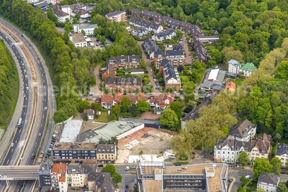 Aerial image Essen - Demolition work on the site of the Industry- ruins des Autohaus Bruene on Ruettenscheider Strasse in the residential area on Gustav-Streich-Strasse along the A52 motorway in Essen at Ruhrgebiet in the state North Rhine-Westphalia, Germany