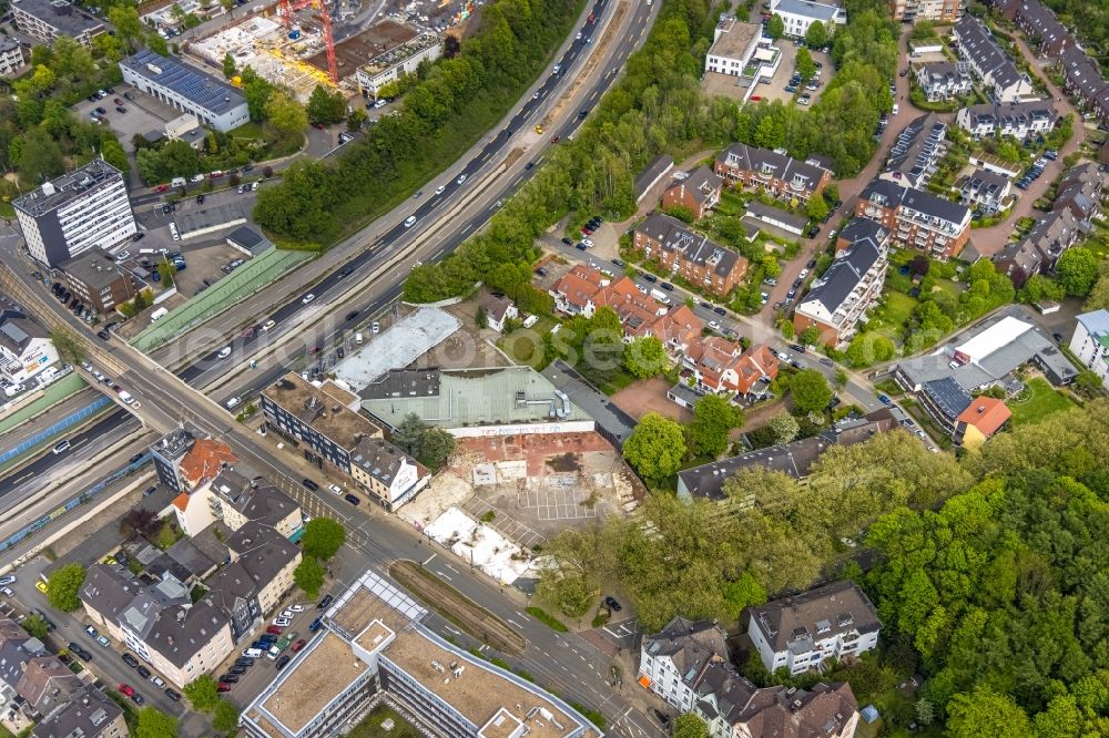 Aerial photograph Essen - Demolition work on the site of the Industry- ruins des Autohaus Bruene on Ruettenscheider Strasse in the residential area on Gustav-Streich-Strasse along the A52 motorway in Essen at Ruhrgebiet in the state North Rhine-Westphalia, Germany