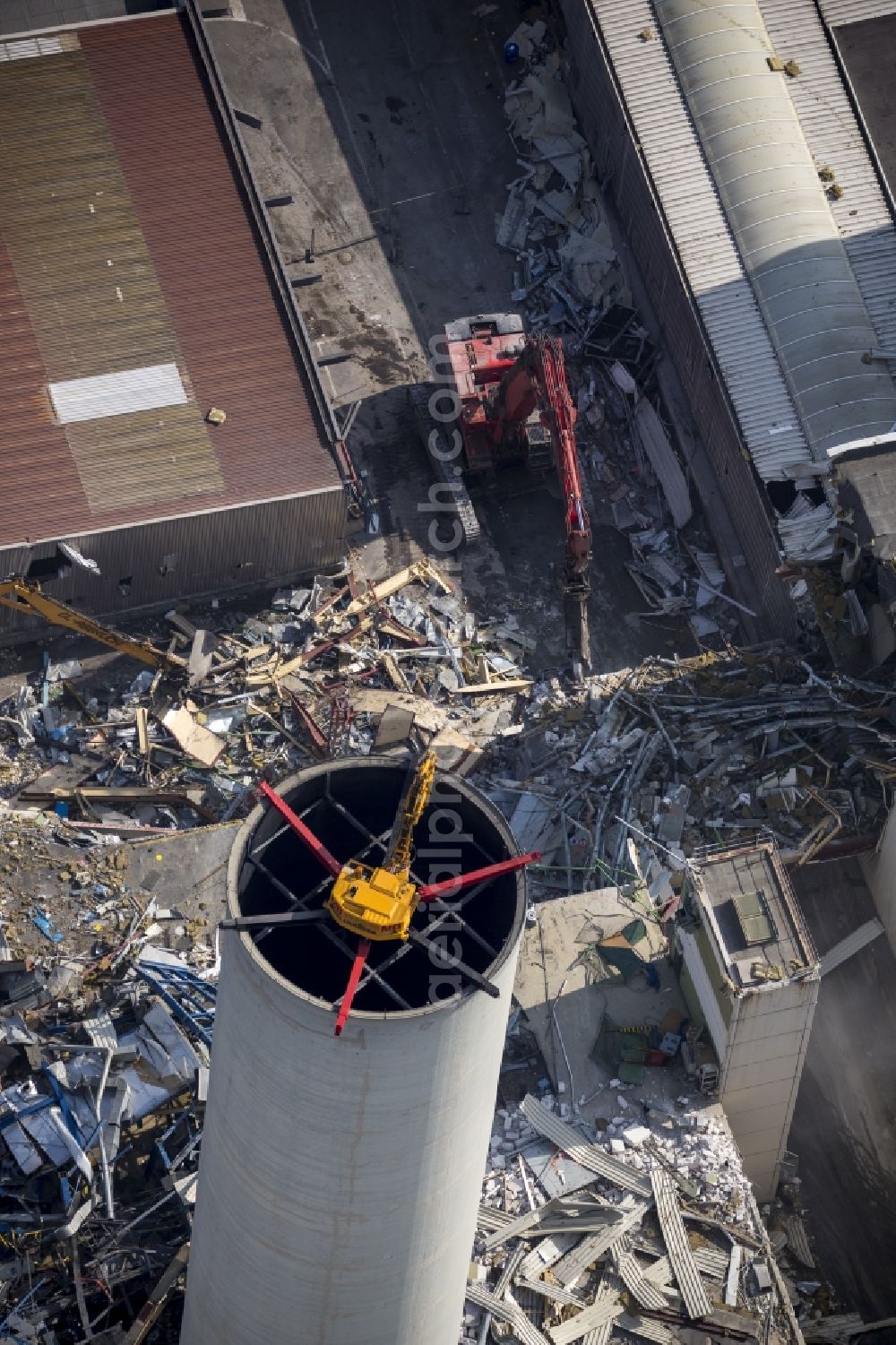 Aerial photograph Bochum - Demolition of the former paint shop at the Opel plant in Bochum 1 in North Rhine-Westphalia. A spider excavator carries from the tower of the work