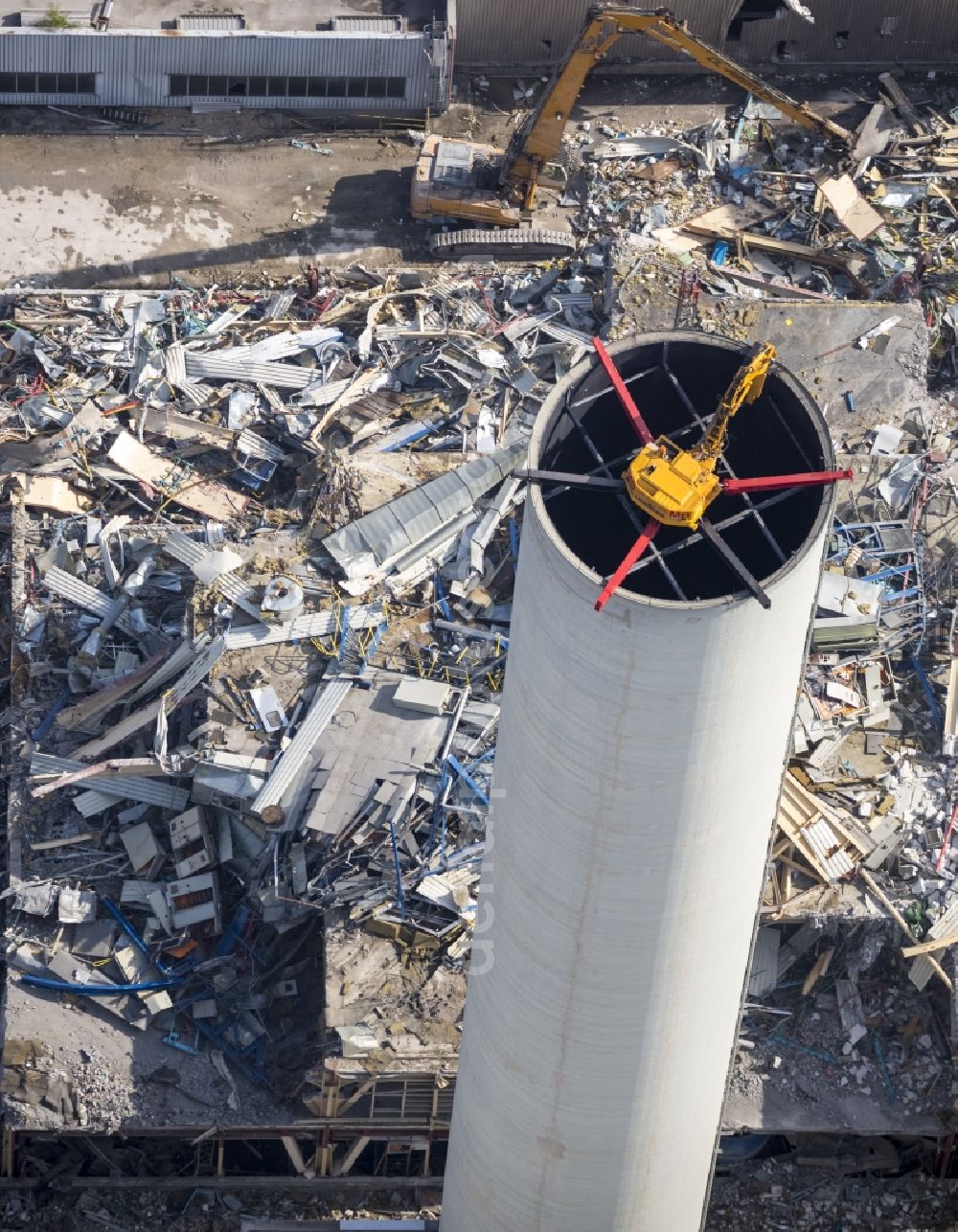 Bochum from above - Demolition of the former paint shop at the Opel plant in Bochum 1 in North Rhine-Westphalia. A spider excavator carries from the tower of the work