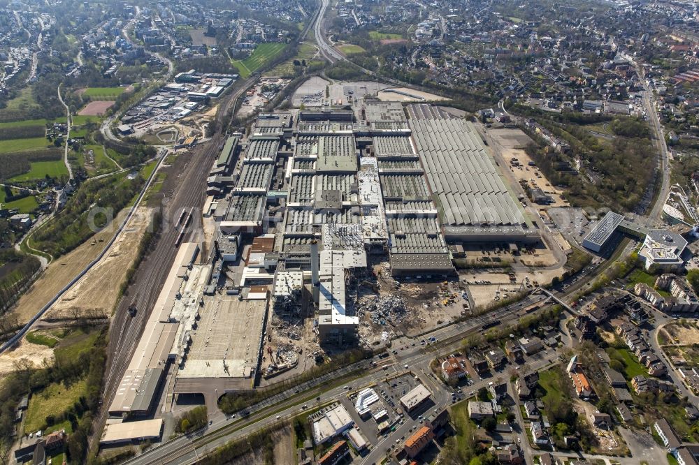 Aerial photograph Bochum - Demolition of the former paint shop at the Opel plant in Bochum 1 in North Rhine-Westphalia. A spider excavator carries from the tower of the work