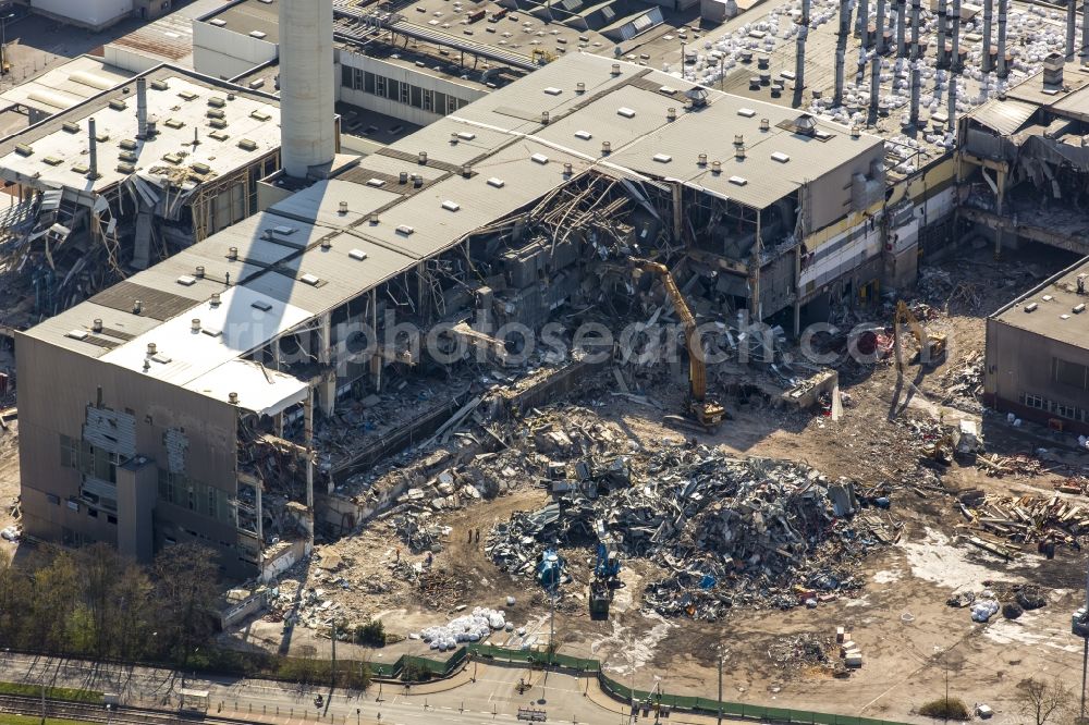 Aerial image Bochum - Demolition of the former paint shop at the Opel plant in Bochum 1 in North Rhine-Westphalia. A spider excavator carries from the tower of the work