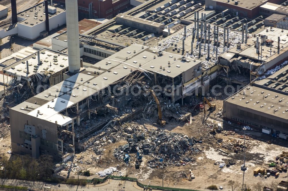 Aerial photograph Bochum - Demolition of the former paint shop at the Opel plant in Bochum 1 in North Rhine-Westphalia. A spider excavator carries from the tower of the work