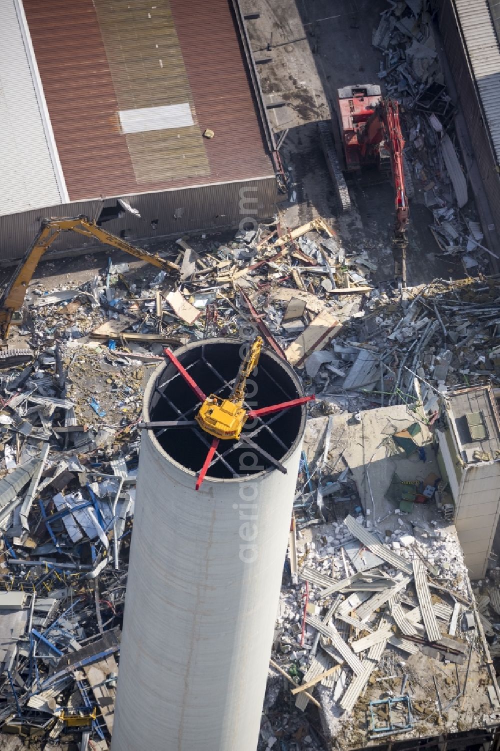 Bochum from above - Demolition of the former paint shop at the Opel plant in Bochum 1 in North Rhine-Westphalia. A spider excavator carries from the tower of the work