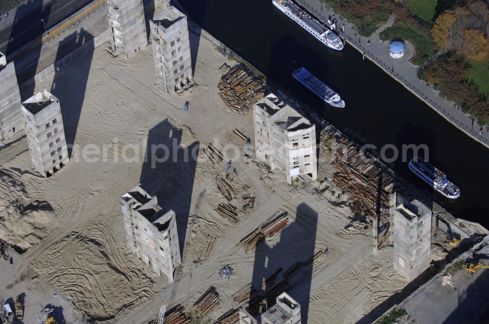 Aerial image Berlin - Blick auf die Abrissarbeiten am Palast der Republik, Dom, Lustgarten, Altes Museum in Berlin Mitte. Der Palast entstand in den 70er Jahren auf einem Teil des Geländes des Berliner Stadtschlosses. Im April 1976 wurde er eröffnet und beherbergte die Volkskammer der DDR und war volksoffenes Kulturhaus. Seit dem Februar 2006 wird der Palast schrittweise abgerissen, um im Anschluss eine Rekonstruktion des Berliner Stadtschlosses zu errichten. Der Abriss des Palastes soll im Frühjahr 2009 abgeschlossen werden.