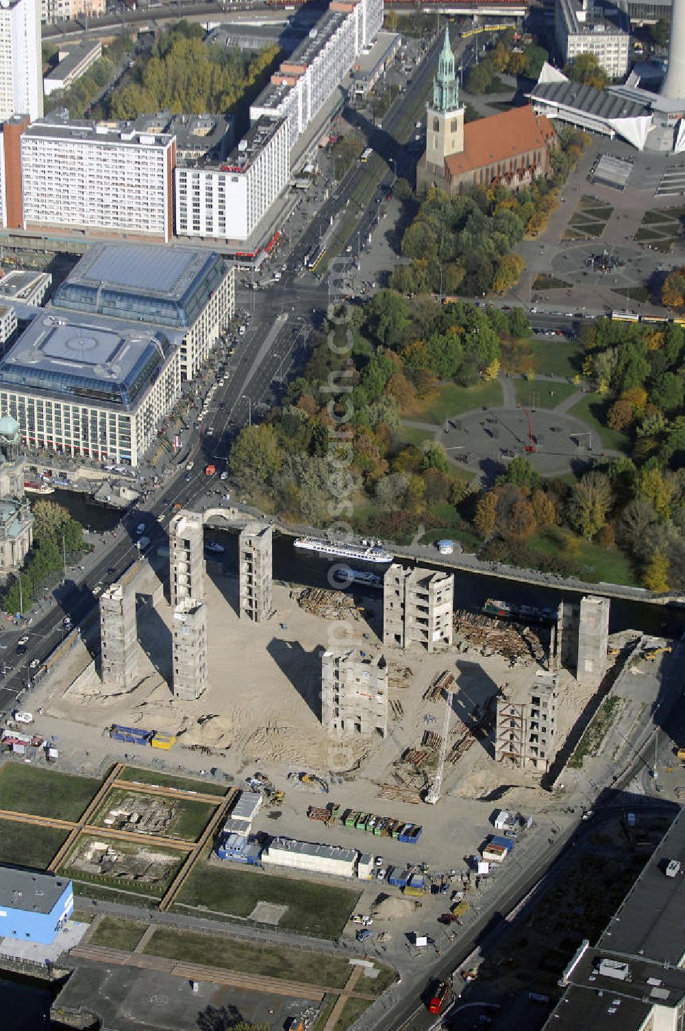 Berlin from above - Blick auf die Abrissarbeiten am Palast der Republik, Dom, Lustgarten, Altes Museum in Berlin Mitte. Der Palast entstand in den 70er Jahren auf einem Teil des Geländes des Berliner Stadtschlosses. Im April 1976 wurde er eröffnet und beherbergte die Volkskammer der DDR und war volksoffenes Kulturhaus. Seit dem Februar 2006 wird der Palast schrittweise abgerissen, um im Anschluss eine Rekonstruktion des Berliner Stadtschlosses zu errichten. Der Abriss des Palastes soll im Frühjahr 2009 abgeschlossen werden.