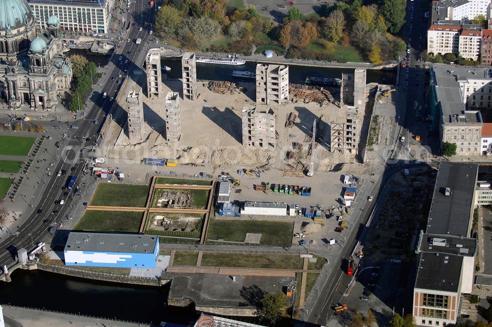 Berlin from the bird's eye view: View over archaeological excavations of the foundation remains from the Berlin city castle on to the demolition construction site at the Palast der Republik in Berlin-Mitte