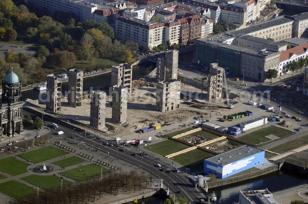 Berlin from the bird's eye view: Blick auf die Abrissarbeiten am ehemaligen Palast der Republik und Nikolaikirche in Berlin Mitte. Der Palast entstand in den 70er Jahren auf einem Teil des Geländes des Berliner Stadtschlosses. Im April 1976 wurde er eröffnet und beherbergte die Volkskammer der DDR und war volksoffenes Kulturhaus. Seit dem Februar 2006 wird der Palast schrittweise abgerissen, um im Anschluss eine Rekonstruktion des Berliner Stadtschlosses zu errichten. Der Abriss des Palastes soll im Frühjahr 2009 abgeschlossen werden.