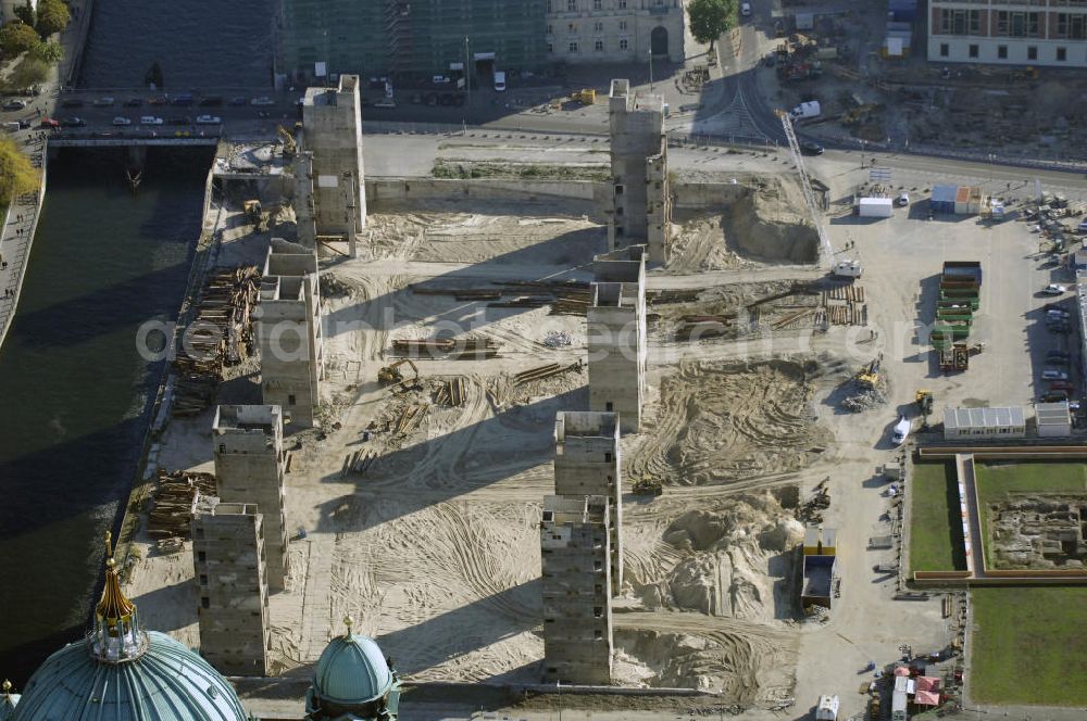 Aerial photograph Berlin - Blick auf die Abrissarbeiten am ehemaligen Palast der Republik und Nikolaikirche in Berlin Mitte. Der Palast entstand in den 70er Jahren auf einem Teil des Geländes des Berliner Stadtschlosses. Im April 1976 wurde er eröffnet und beherbergte die Volkskammer der DDR und war volksoffenes Kulturhaus. Seit dem Februar 2006 wird der Palast schrittweise abgerissen, um im Anschluss eine Rekonstruktion des Berliner Stadtschlosses zu errichten. Der Abriss des Palastes soll im Frühjahr 2009 abgeschlossen werden.