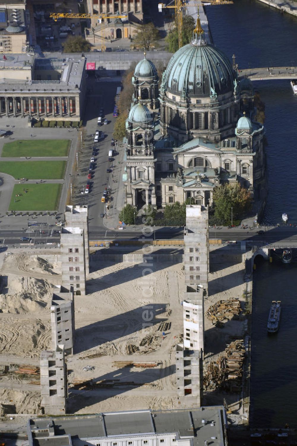 Aerial image Berlin - Blick auf die Abrissarbeiten am Palast der Republik, Dom, Lustgarten, Altes Museum in Berlin Mitte. Der Palast entstand in den 70er Jahren auf einem Teil des Geländes des Berliner Stadtschlosses. Im April 1976 wurde er eröffnet und beherbergte die Volkskammer der DDR und war volksoffenes Kulturhaus. Seit dem Februar 2006 wird der Palast schrittweise abgerissen, um im Anschluss eine Rekonstruktion des Berliner Stadtschlosses zu errichten. Der Abriss des Palastes soll im Frühjahr 2009 abgeschlossen werden.