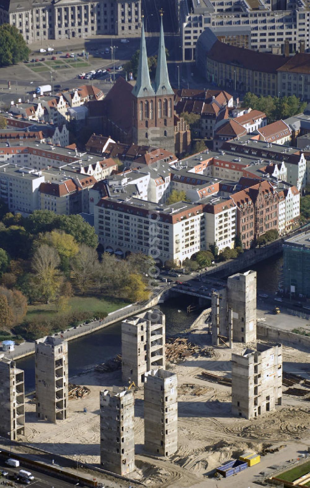 Aerial image Berlin - Blick auf die Abrissarbeiten am ehemaligen Palast der Republik und Nikolaikirche in Berlin Mitte. Der Palast entstand in den 70er Jahren auf einem Teil des Geländes des Berliner Stadtschlosses. Im April 1976 wurde er eröffnet und beherbergte die Volkskammer der DDR und war volksoffenes Kulturhaus. Seit dem Februar 2006 wird der Palast schrittweise abgerissen, um im Anschluss eine Rekonstruktion des Berliner Stadtschlosses zu errichten. Der Abriss des Palastes soll im Frühjahr 2009 abgeschlossen werden.