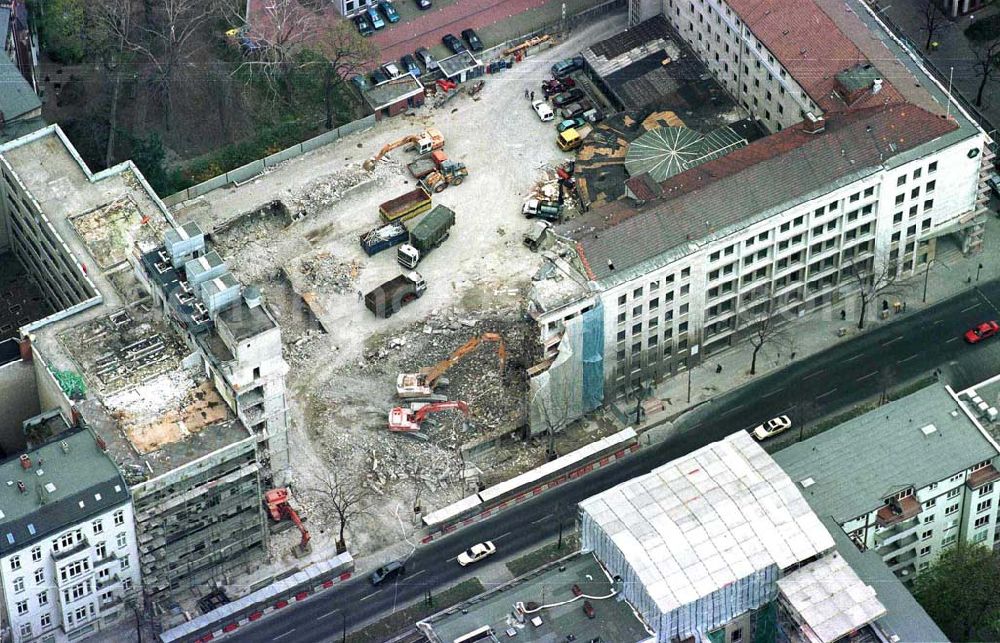 Berlin - Charlottenburg from above - Abrißarbeiten an einem Büro- und Wohnhaus am Bhf. Zoo