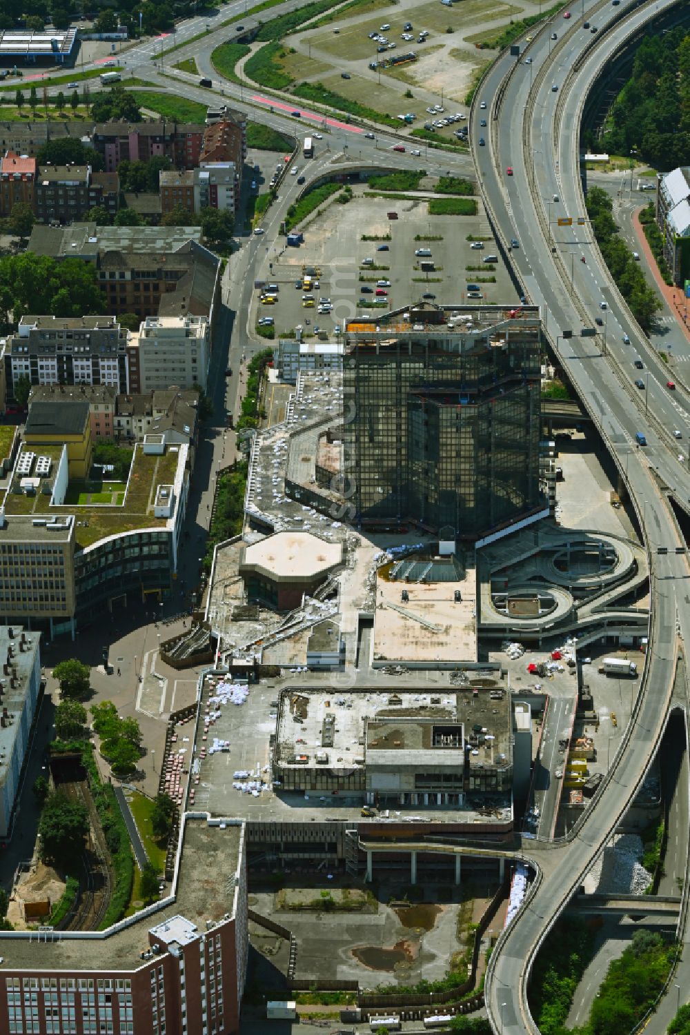 Aerial photograph Ludwigshafen am Rhein - Demolition work on the building complex of the former shopping center RATHAUS CENTER on place Rathausplatz in Ludwigshafen am Rhein in the state Rhineland-Palatinate, Germany