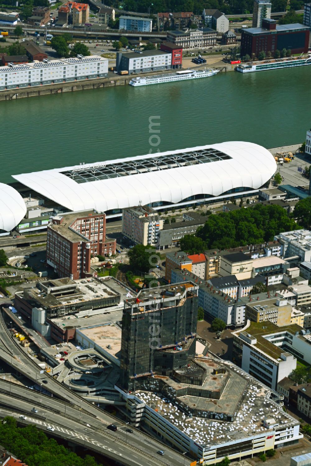 Aerial photograph Ludwigshafen am Rhein - Demolition work on the building complex of the former shopping center RATHAUS CENTER on place Rathausplatz in Ludwigshafen am Rhein in the state Rhineland-Palatinate, Germany