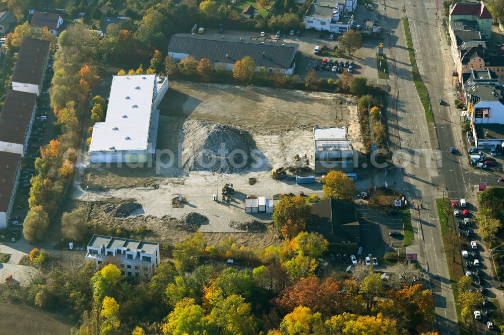 Berlin from the bird's eye view: Demolition work on the building complex of the former shopping center REWE and ALDI on street Alt-Kaulsdorf in the district Kaulsdorf in Berlin, Germany