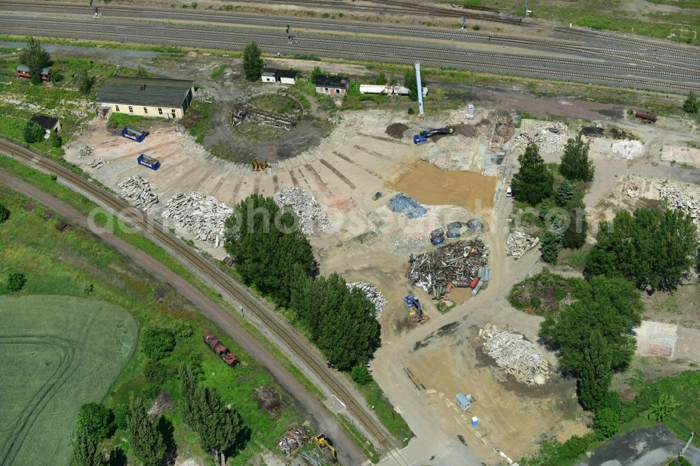 Halberstadt from the bird's eye view: Demolition work on the site of the ruins des Bahn- Betriebswerkes in Halberstadt in the state Saxony-Anhalt