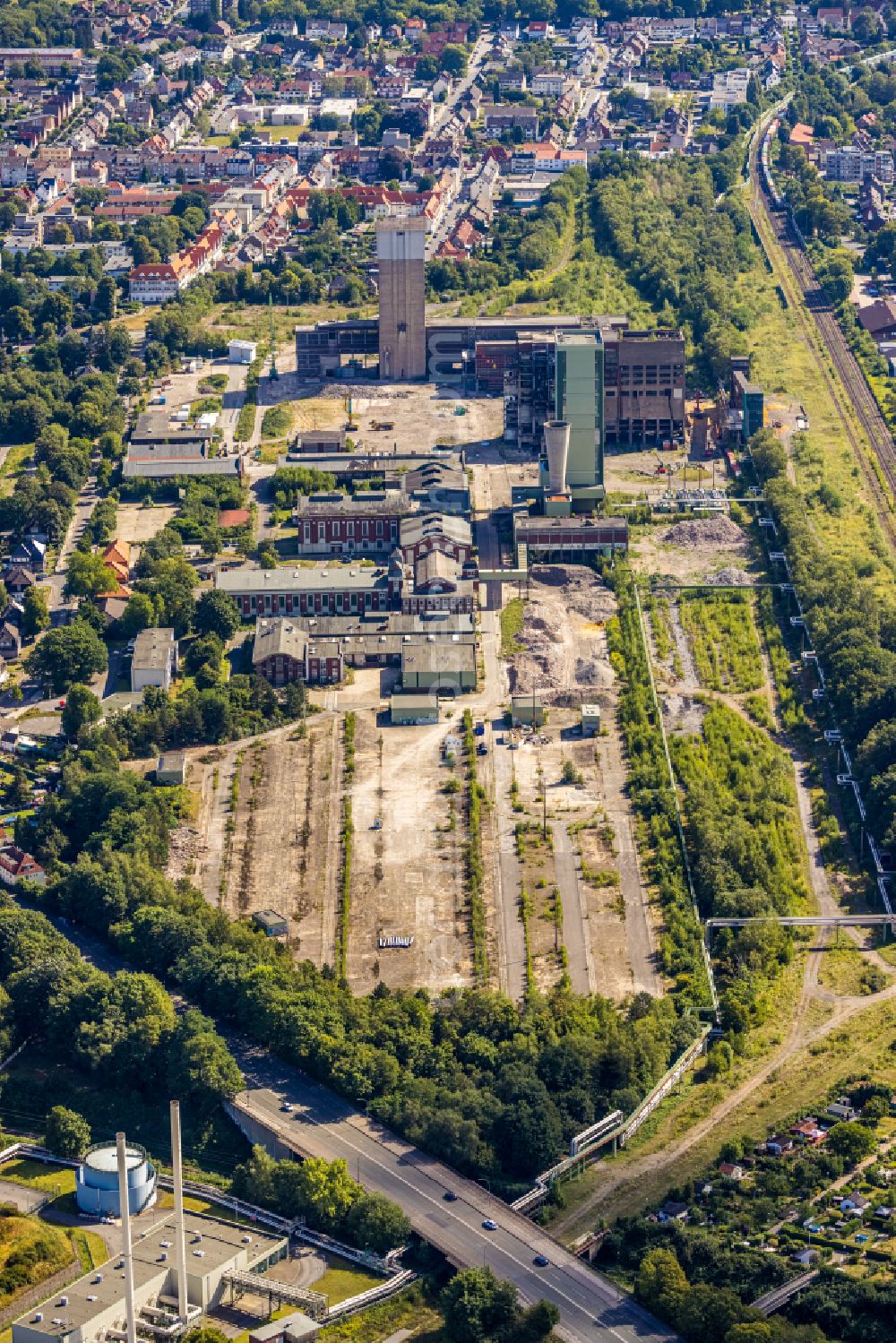 Gelsenkirchen from the bird's eye view: Demolition work on the site of the Industry- ruins of DSK Bergwerk Lippe in the district Westerhold in Gelsenkirchen at Ruhrgebiet in the state North Rhine-Westphalia, Germany