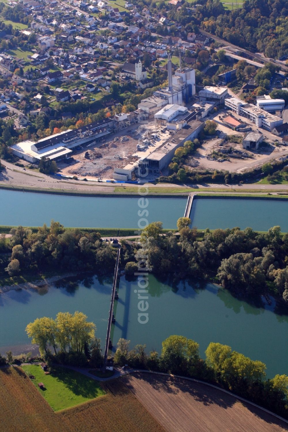 Albbruck from the bird's eye view: Demolition work on the site of the Industry- ruins of former Papierfabrik Albbruck in Albbruck in the state Baden-Wuerttemberg, Germany. Bridges over the river Rhine to cross the Border to Switzerland