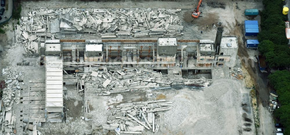 Berlin from above - Demolition work on the site of the Industry- ruins Dessauerstrasse - Retzowstrasse - Seydlitzstrasse in Berlin