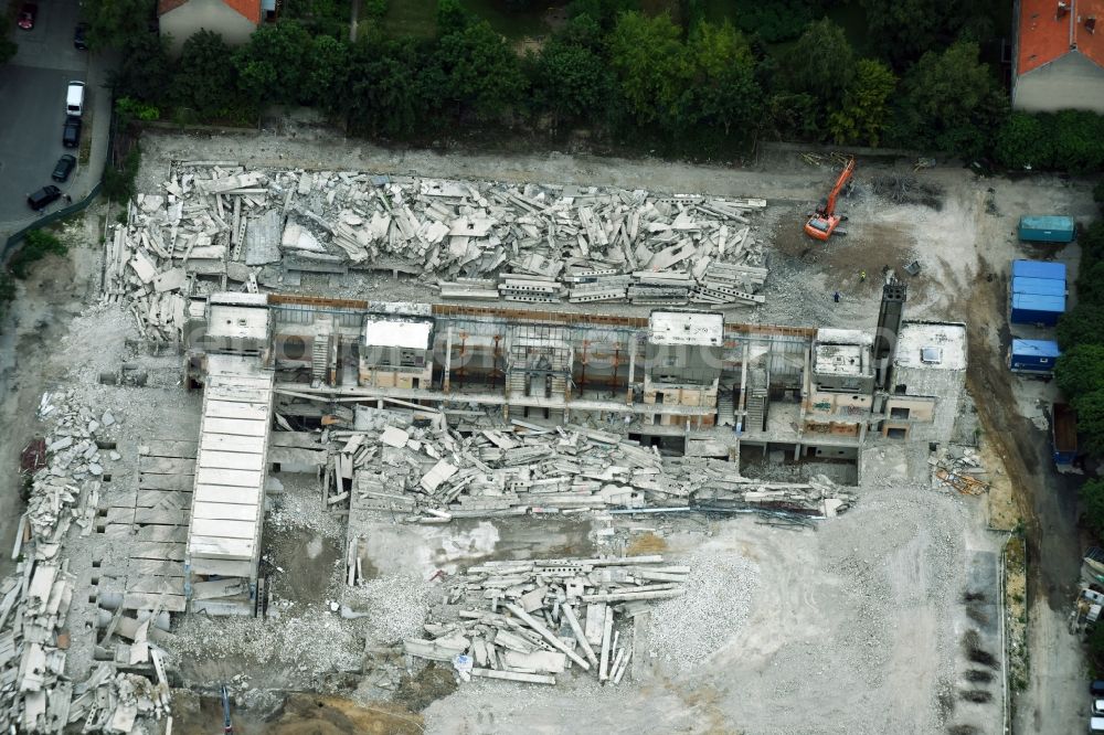 Berlin from the bird's eye view: Demolition work on the site of the Industry- ruins Dessauerstrasse - Retzowstrasse - Seydlitzstrasse in Berlin