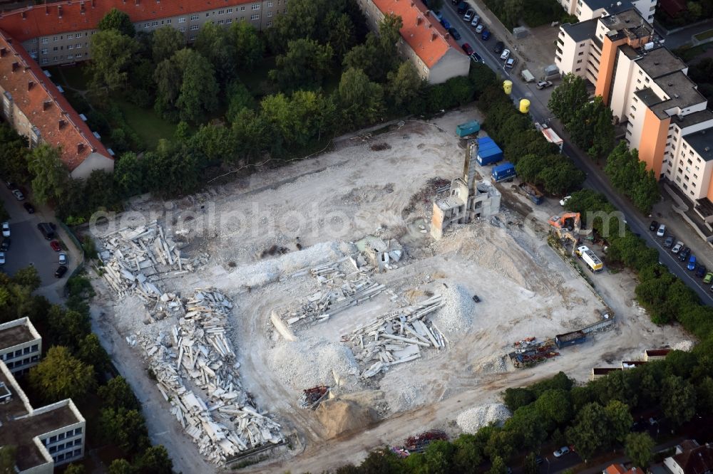 Berlin from the bird's eye view: Demolition work on the site of the Industry- ruins Dessauerstrasse - Retzowstrasse - Seydlitzstrasse in Berlin