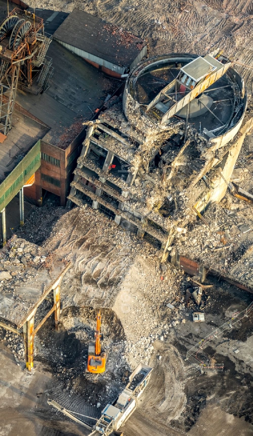 Aerial image Hamm - Demolition work on the site of the Industry- ruins Zeche Heinrich Robert in Hamm in the state North Rhine-Westphalia, Germany